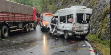 Van da Prefeitura Antônio Prado se envolve em grave acidente e deixa duas vítimas fatais na ERS-122, em Flores da Cunha