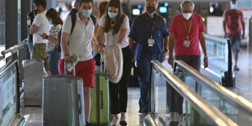 Anvisa volta a obrigar uso de máscaras em aeroportos e aviões