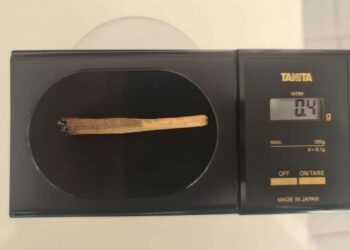 HOMEM DE 26 ANOS É PEGO COM DROGAS PELA BM NO CENTRO DE NOVA ROMA DO SUL