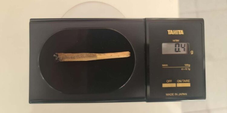 HOMEM DE 26 ANOS É PEGO COM DROGAS PELA BM NO CENTRO DE NOVA ROMA DO SUL