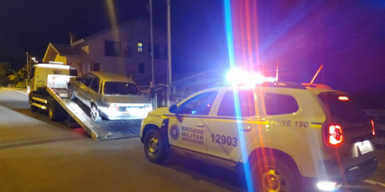 Homem de 26 anos tem carro guinchado e CNH apreendida após se recusar a fazer o teste do etilômetro, em Nova Roma do Sul