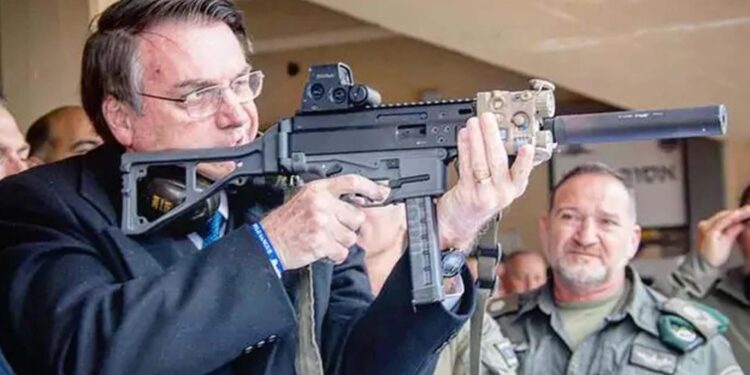 Decretos de armas de Bolsonaro serão revogados pelo governo Lula, anuncia equipe de transição