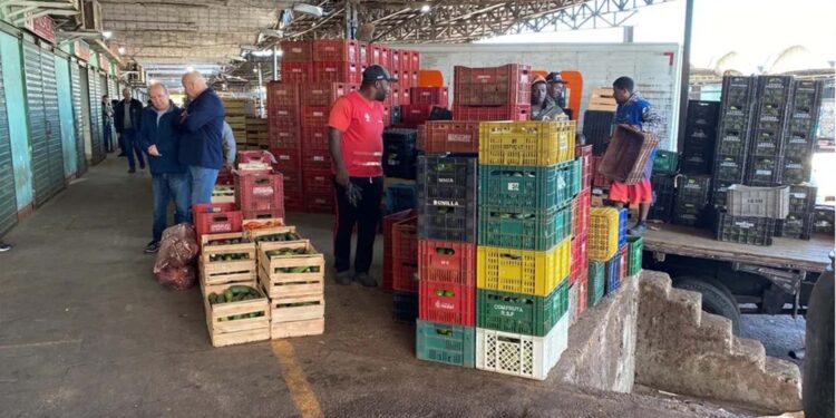 Bloqueios de estradas em SC impedem chegada de produtos na Ceasa do RS
