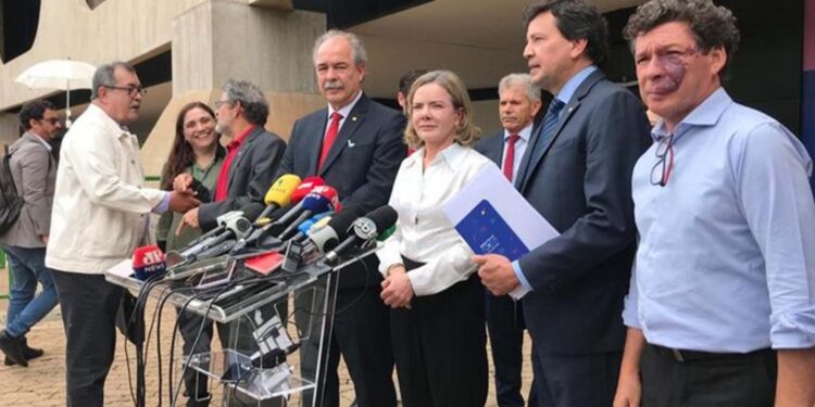 “Não podemos entrar 2023 sem o Auxílio, sem o aumento real do salário mínimo”, diz presidente do PT sobre PEC