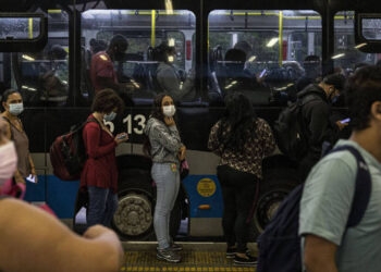 Máscara obrigatória em SP: Estado retoma exigência no metrô e no ônibus após alta da covid