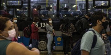 Máscara obrigatória em SP: Estado retoma exigência no metrô e no ônibus após alta da covid