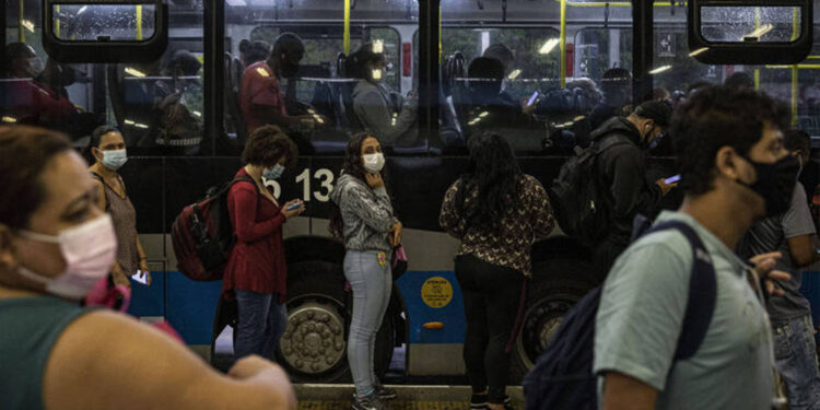 Máscara obrigatória em SP: Estado retoma exigência no metrô e no ônibus após alta da covid