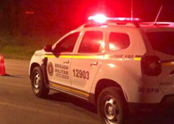 Homem joga veículo em direção da ex mulher e a chama de vagabunda no centro de Nova Roma do Sul