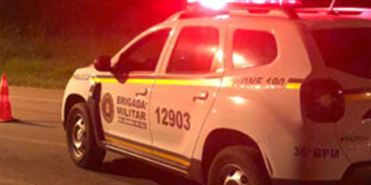 Homem joga veículo em direção da ex mulher e a chama de vagabunda no centro de Nova Roma do Sul