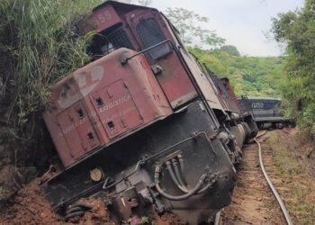 Trem descarrila e despeja mais de 70 mil litros de combustível em Guaporé