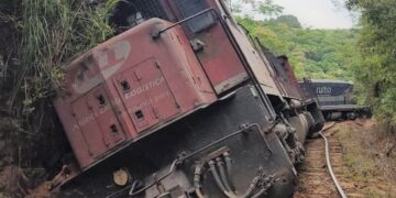 Trem descarrila e despeja mais de 70 mil litros de combustível em Guaporé