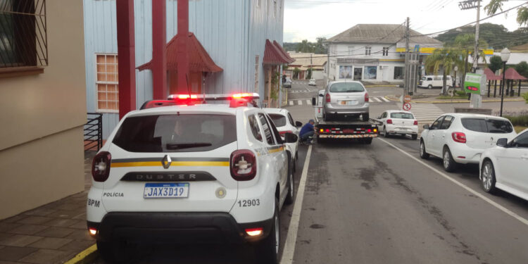 Mais um condutor pego pela BM sem CNH e com IPVA vencido em Nova Roma do Sul