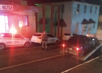 Homem de 27 anos é pego pela BM dirigindo sem CNH e com IPVA vencido no centro de Nova Roma do Sul