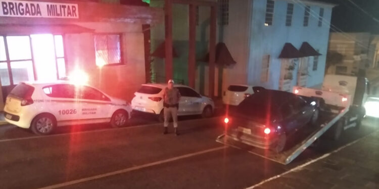 Homem de 27 anos é pego pela BM dirigindo sem CNH e com IPVA vencido no centro de Nova Roma do Sul