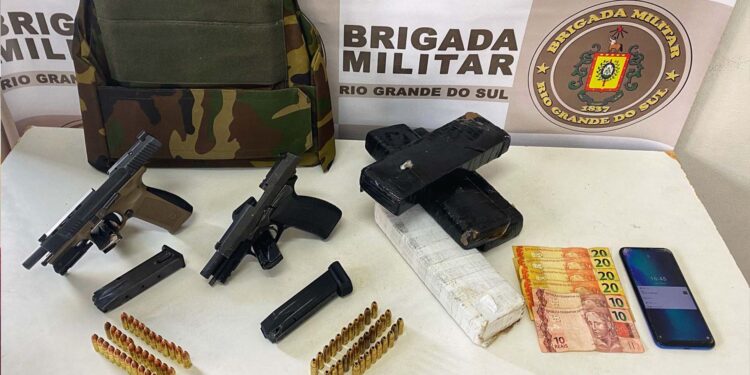 Três homens são presos pela BM de Farroupilha por tráfico de drogas, associação para o tráfico e porte irregular de arma de fogo de calibre restrito