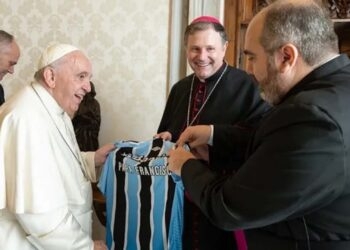 Papa Francisco recebe camisa personalizada do Grêmio no Vaticano