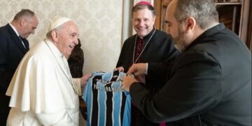 Papa Francisco recebe camisa personalizada do Grêmio no Vaticano