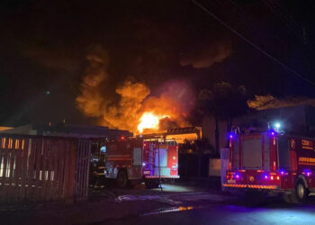Incêndio em fábrica de produtos químicos em Nova Santa Rita é controlado após 12 horas, dizem Bombeiros
