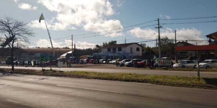 Cerca de 80 manifestantes se reúnem na RS-122,trânsito flui bem e até o momento não há registro de bloqueio na via