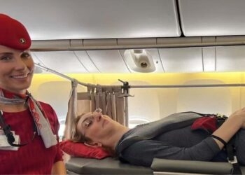 Mulher mais alta do mundo voa pela primeira vez; empresa removeu 6 assentos