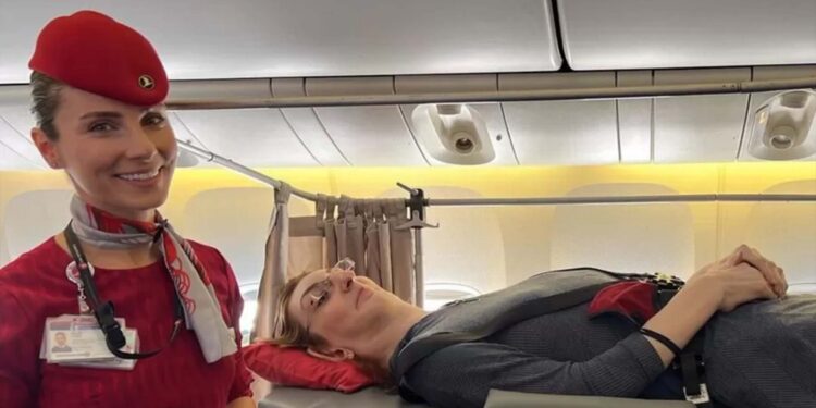 Mulher mais alta do mundo voa pela primeira vez; empresa removeu 6 assentos