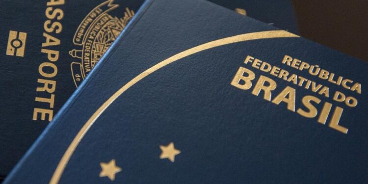 Polícia Federal suspende confecção de novos passaportes