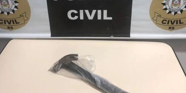 Homem mata a esposa com martelo e enterra corpo no pátio de casa em Gramado, diz polícia