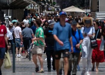 Terra chega a 8 bilhões de pessoas com um desafio: a desaceleração do crescimento