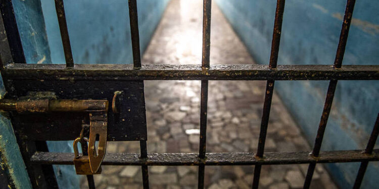 Supremo analisa prisão especial para quem tem ensino superior; Moraes vota contra