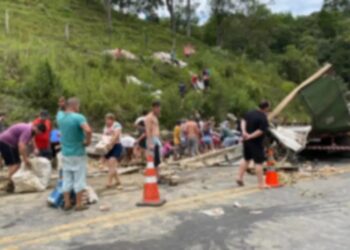 Motorista de Farroupilha morre após tombar caminhão e carga de cerveja é saqueada