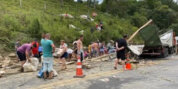 Motorista de Farroupilha morre após tombar caminhão e carga de cerveja é saqueada