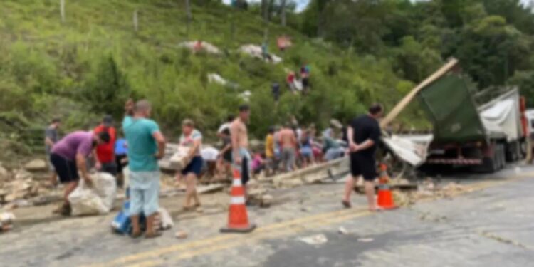 Motorista de Farroupilha morre após tombar caminhão e carga de cerveja é saqueada