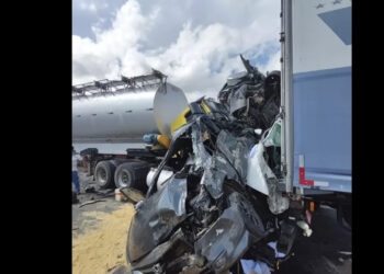 Carros são prensados por carretas e duas pessoas morrem em Santa Catarina