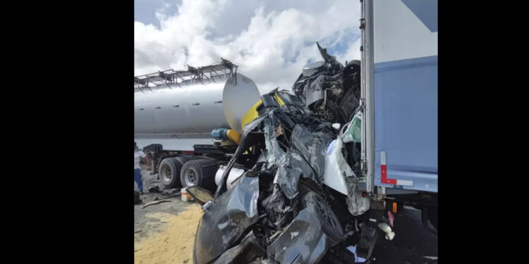 Carros são prensados por carretas e duas pessoas morrem em Santa Catarina