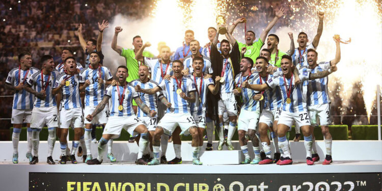 Argentina conquista o tricampeonato mundial e consagra Lionel Messi