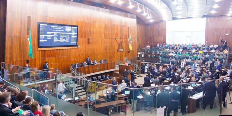 Assembleia do RS aprova aumento salarial para governador e deputados; veja valores