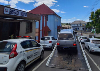 Mais um condutor é pego pela BM dirigindo sem CNH no centro de Nova Roma do Sul