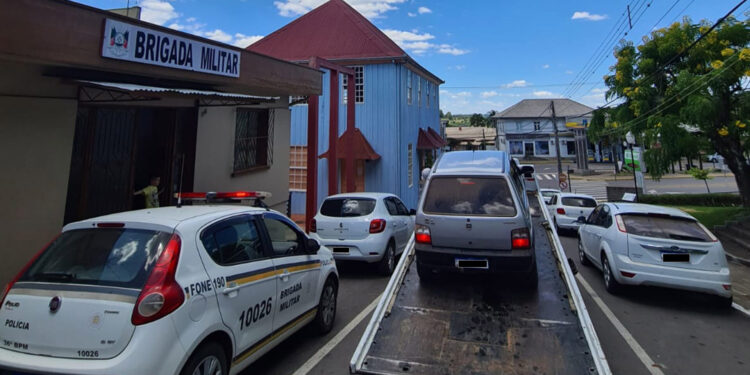 Mais um condutor é pego pela BM dirigindo sem CNH no centro de Nova Roma do Sul