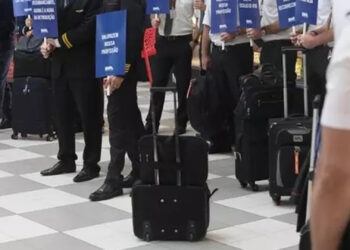 Pilotos e comissários aceitam proposta e encerram greve nos aeroportos
