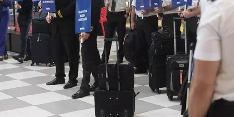Pilotos e comissários aceitam proposta e encerram greve nos aeroportos