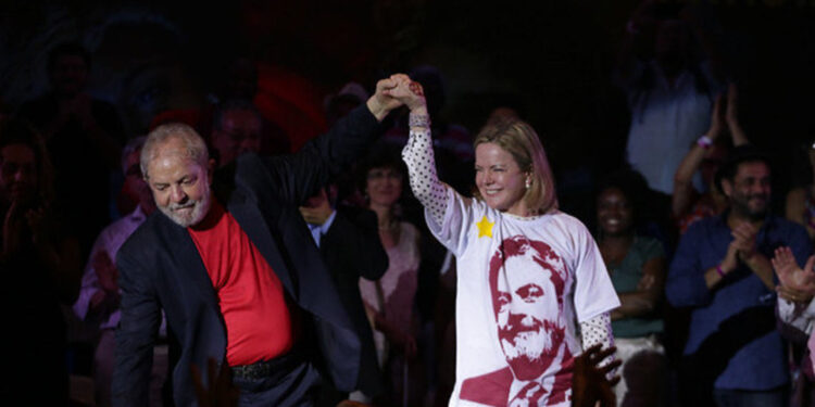 Gleisi Hoffmann continua na presidência do PT e não terá ministério, decide Lula