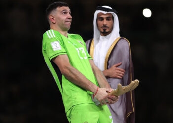 Goleiro da Argentina explica por que simulou pênis com troféu após título