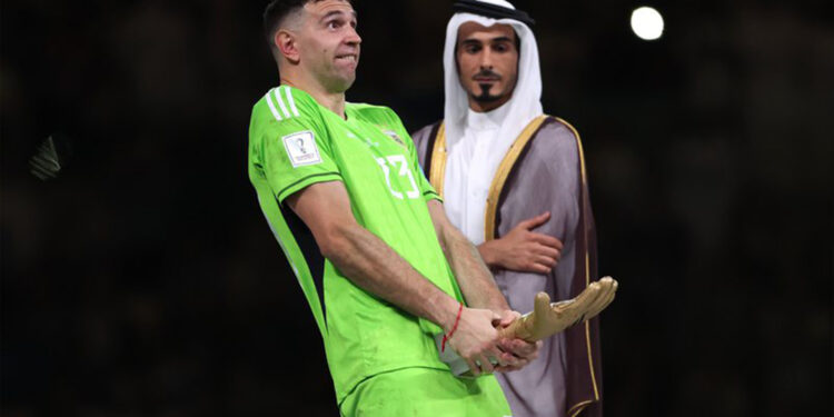 Goleiro da Argentina explica por que simulou pênis com troféu após título