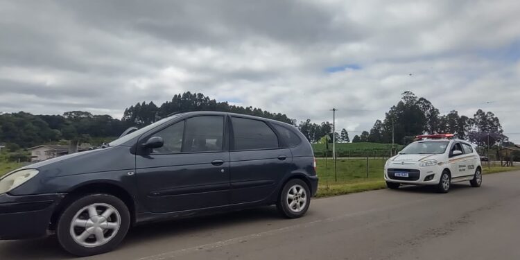Homem de 30 anos é pego pela BM dirigindo sem CNH e com IPVA vencido em Nova Roma do Sul