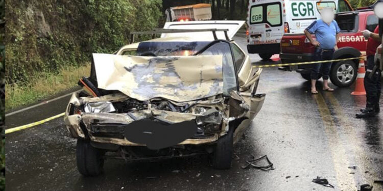 Acidente entre cinco veículos deixa uma pessoa morta na ERS-122, entre Antônio Prado e Flores da Cunha