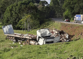 Motorista perde o controle de caminhão e tomba na ERS-122 em Ipê