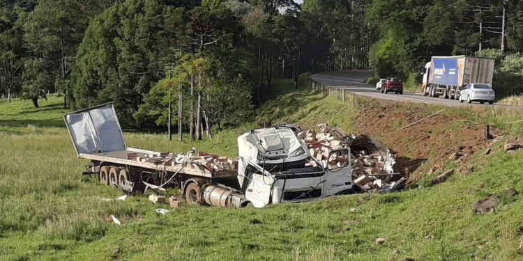 Motorista perde o controle de caminhão e tomba na ERS-122 em Ipê
