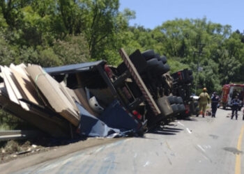 Caminhão invade pista contrária e tomba na ERS-122