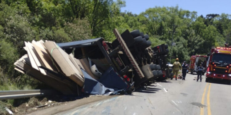Caminhão invade pista contrária e tomba na ERS-122