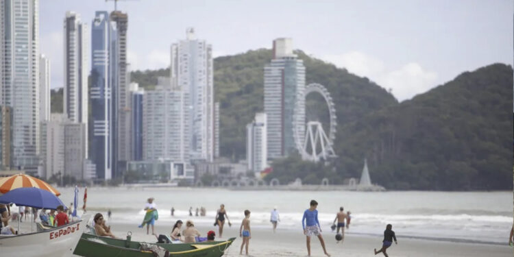 Balneário Camboriú projeta crescimento de 15% no número de turistas em relação à alta temporada passada